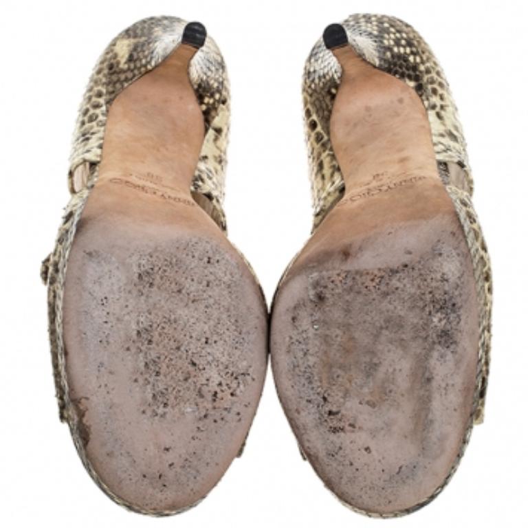 Conçues avec un niveau parfait de glam et d'élégance classique, ces sandales Jimmy Choo Private peuvent facilement être associées à presque tous les looks. Fabriquées en cuir de python, ces chaussures sont dotées de peep-toes, de talons de 12,5 cm