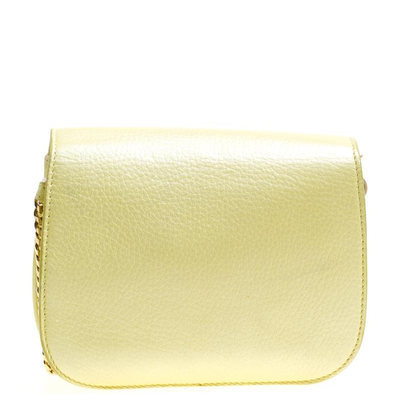 A lovely accessory to complement both your casual and party looks, this crossbody bag from Jimmy Choo is crafted with yellow leather and detailed with a gold-tone chain attached logo plaque on the front flap. The suede interior of the bag is