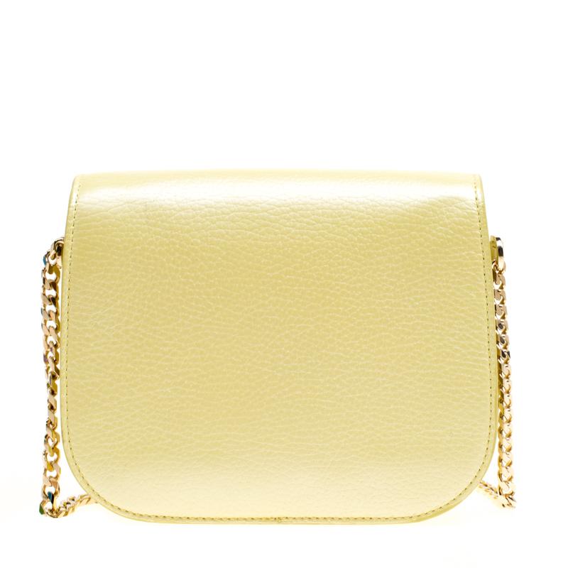 A lovely accessory to complement both your casual and party looks, this crossbody bag from Jimmy Choo is crafted from yellow leather and detailed with a gold-tone chain attached logo plaque on the front flap. The Alcantara interior of the bag is