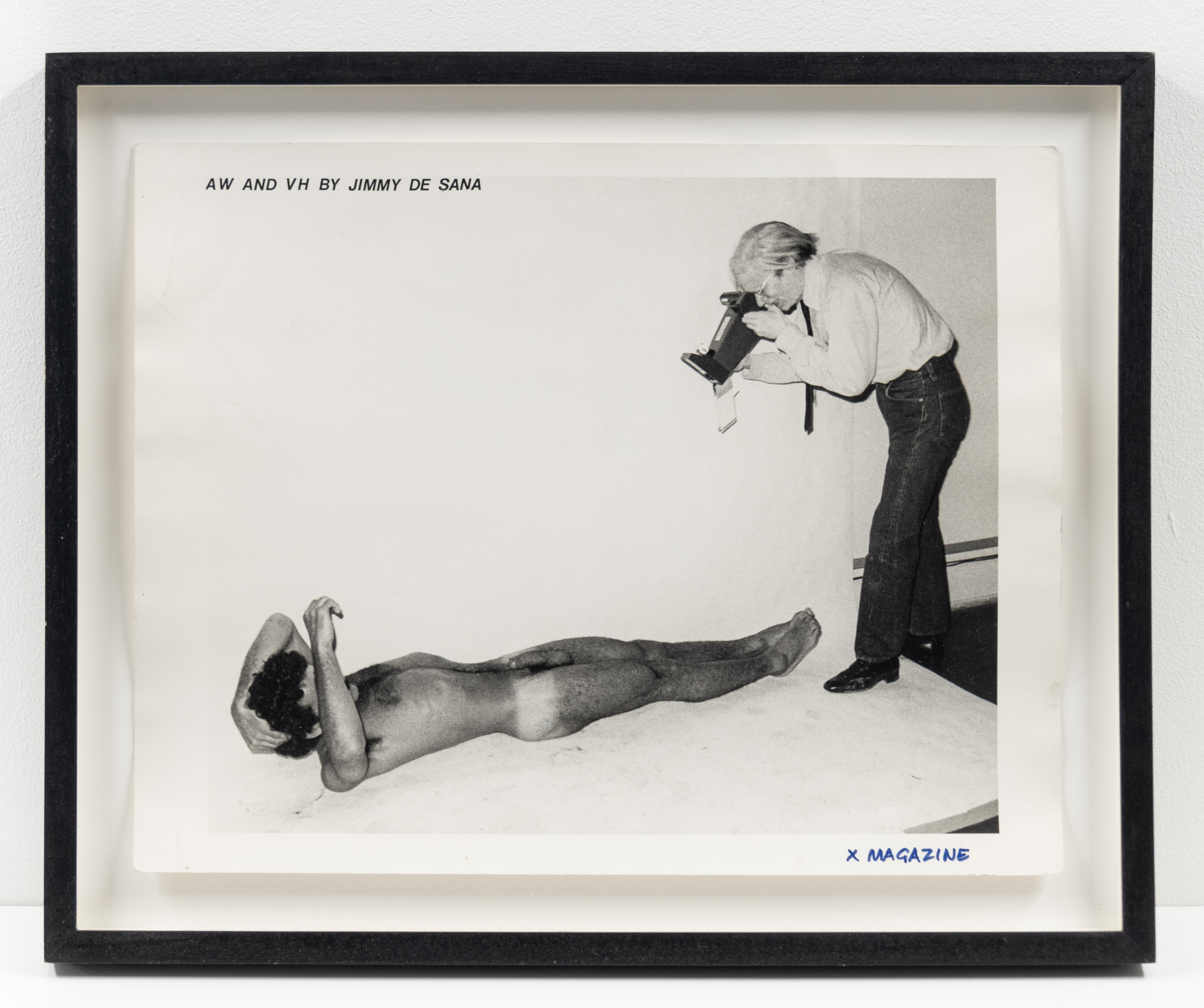 Fotografía en blanco y negro de un hombre desnudo tumbado en el suelo con un hombre de pie sobre él con una cámara.

Andy Warhol y Victor Hugo
1977

Inscripción 