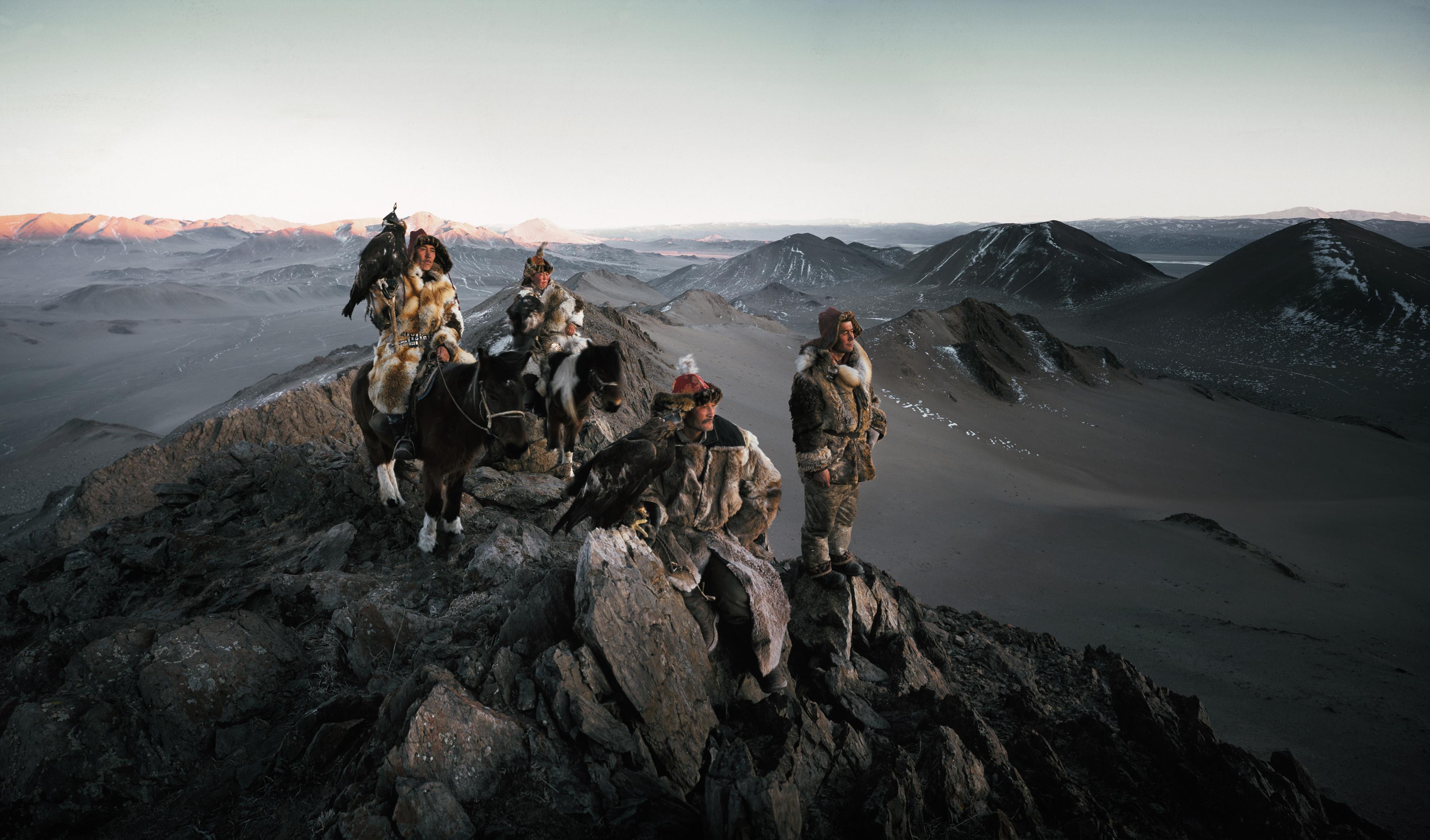 Jimmy Nelson Landscape Photograph – Jiimmy Nelson - VI 32 // VI Kazakhs, Mongolei, Fotografie 2011, Druck nach