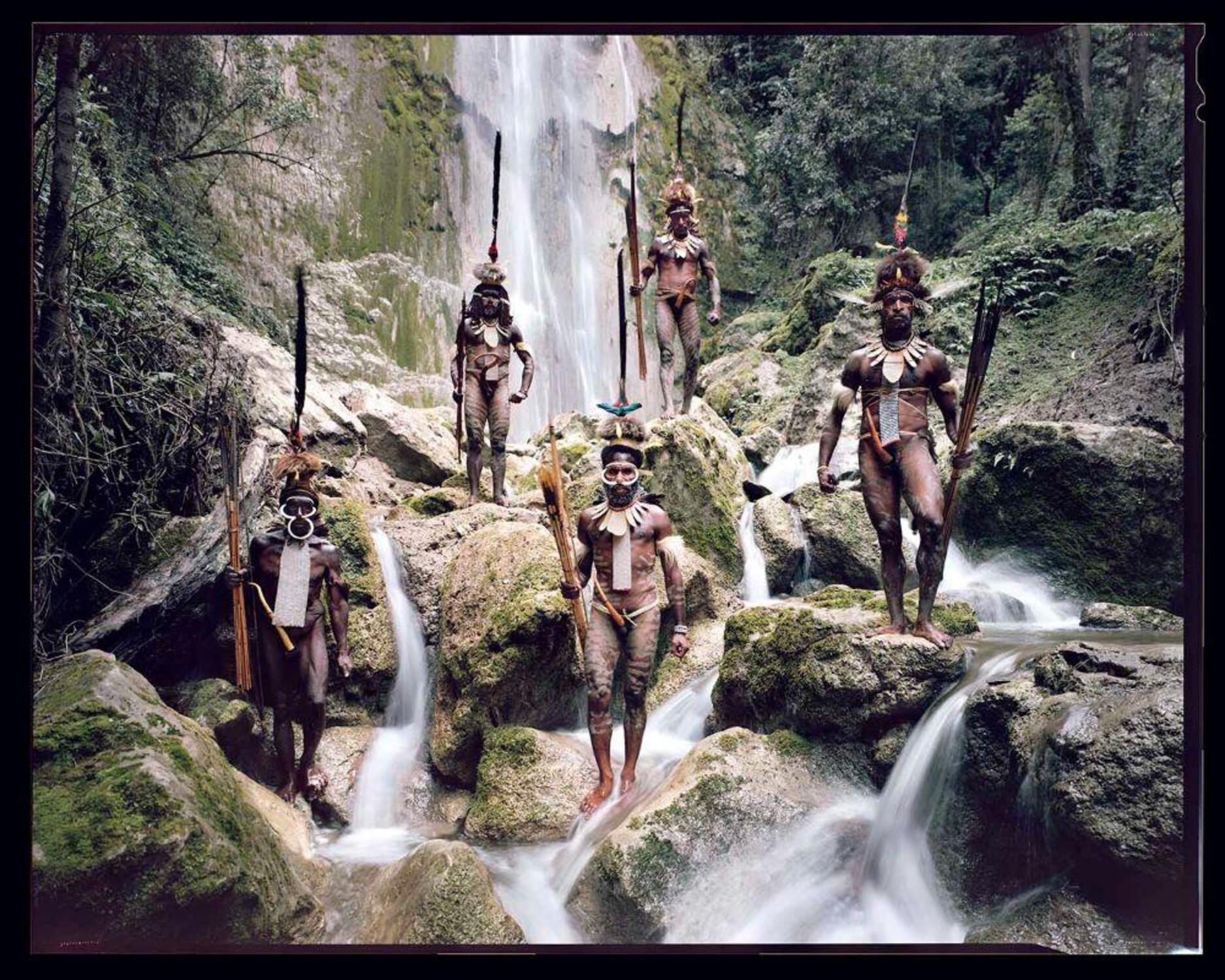 Indonesien, West-Papua, Dani

Alle verfügbaren Größen und Auflagen für jede Größe dieses Fotos:

 68.6 x 84.3 cm	Auflage von 9
116.6 x 143.6 cm	Auflage von 6
 161.3 x 198.6 cm	Auflage von 4

Dieses Foto wird nach Zahlungseingang gedruckt und direkt