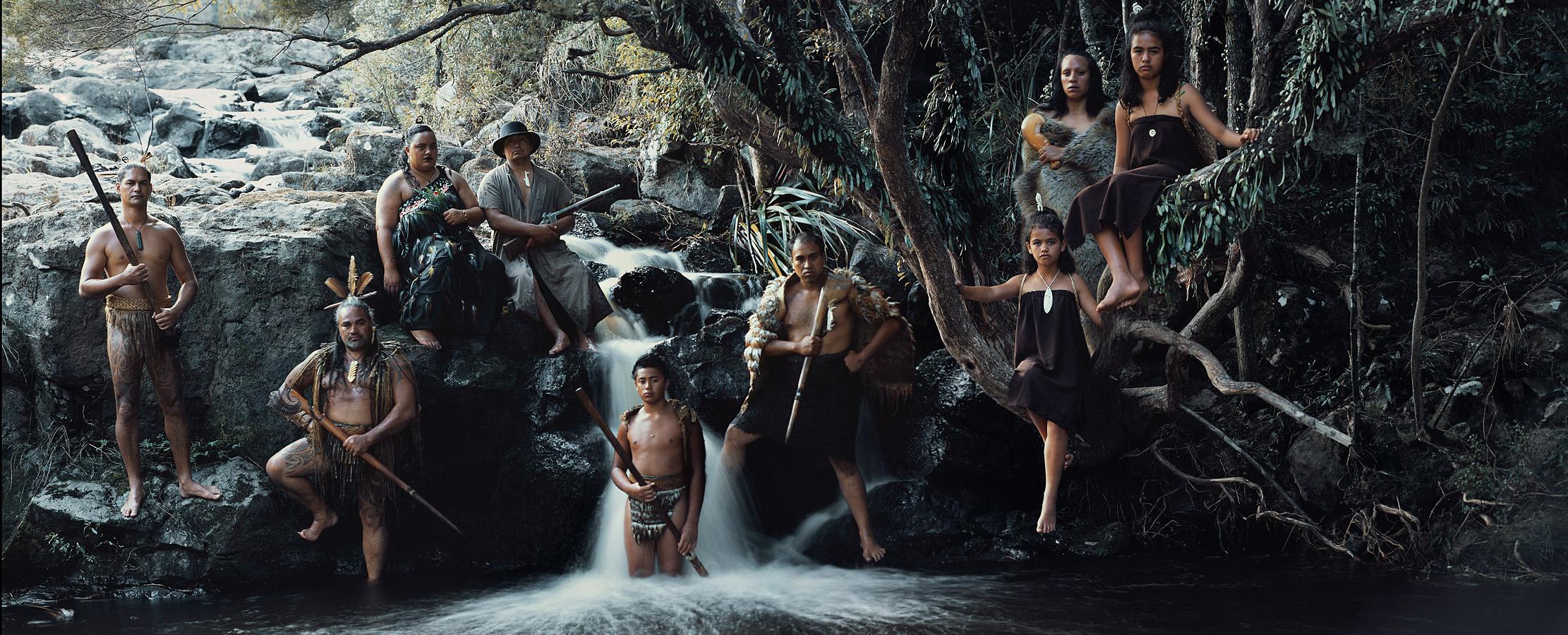 "IX 126 - Eru, Hone Mikaka, Erena Mikaka, Robert, Tani Mikaka, Eru, Te Aroha mikaka, Cielo - Bahía de las Islas, cataratas Haruru, Isla Norte - Nueva Zelanda, 2011

La larga e intrigante historia de los orígenes del pueblo indígena maorí se remonta