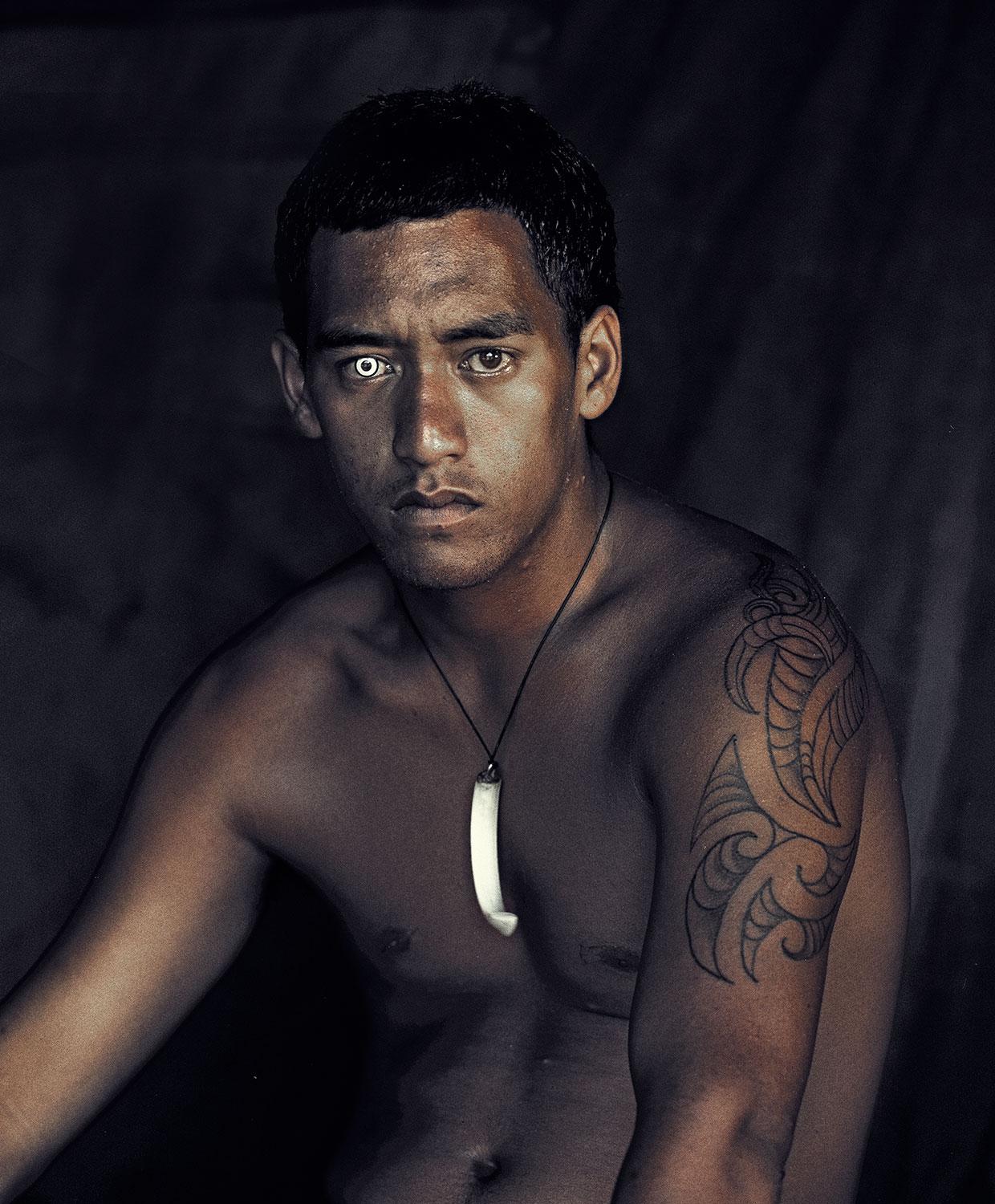 "IX 137 - Robert Davis - Bay of Islands, Nordinsel - Neuseeland, 2011

Die lange und faszinierende Geschichte der Ursprünge des indigenen Volkes der Maori lässt sich bis ins 13. Jahrhundert zurückverfolgen, in das mythische Heimatland Hawaiki in