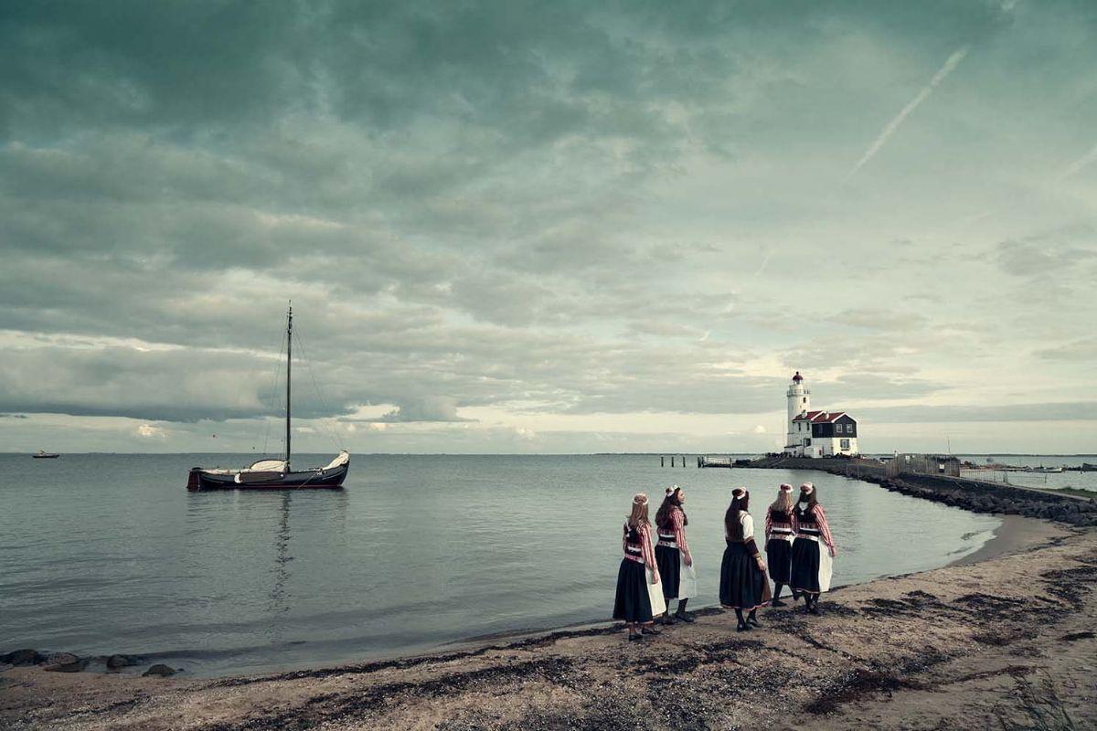 NL-MAR-D11  Marken - Nordholland, Niederlande, 2020

Marken hat schon immer eine Hassliebe zum Meer gehabt. Natürlich bietet das Wasser den Inselbewohnern eine Einnahmequelle; ein Leben ohne Schifffahrt und Fischerei ist hier nicht denkbar. Aber das