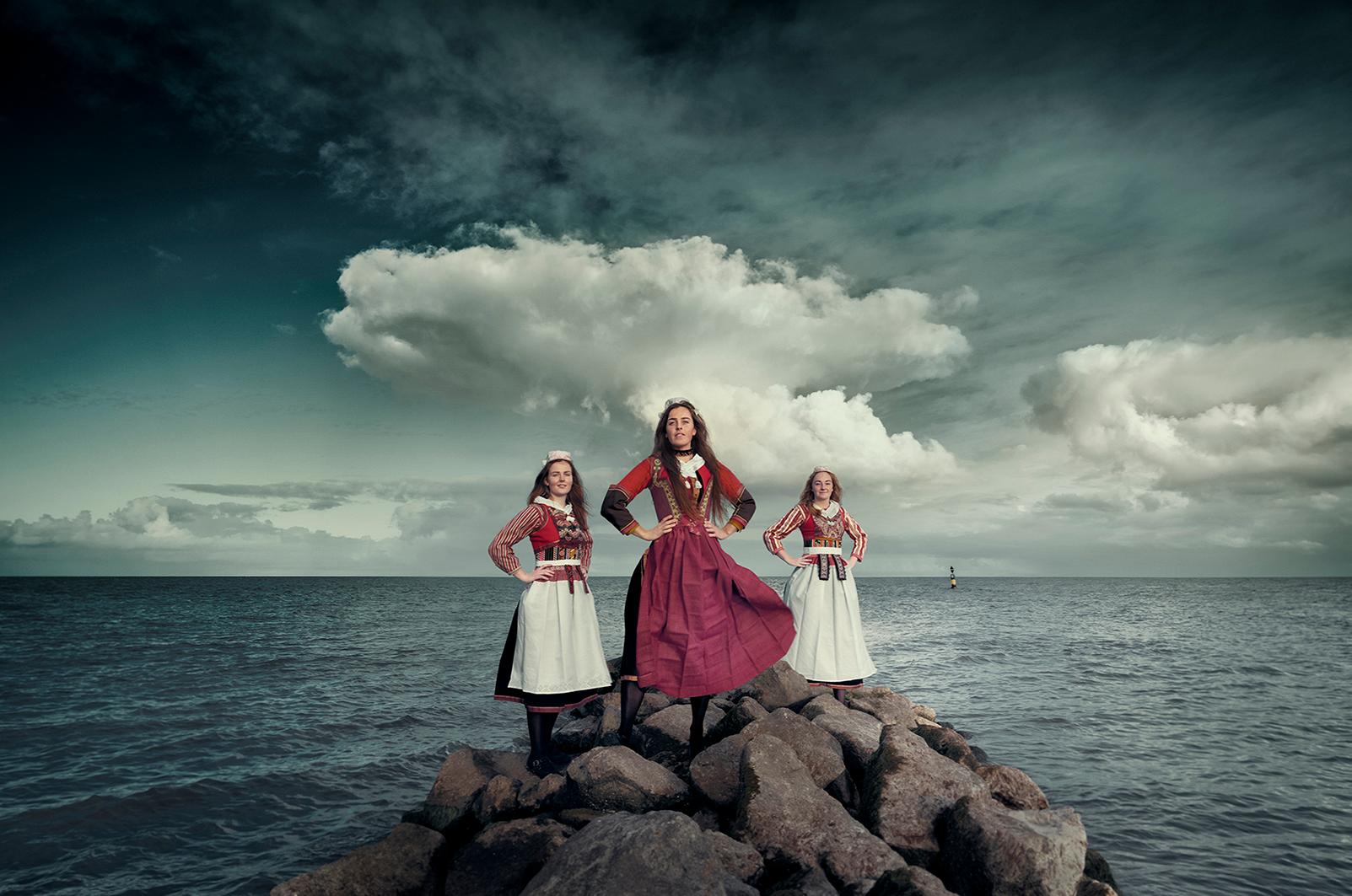 NL-MAR-D19  Marken - Holanda Septentrional, Países Bajos, 2021

Marken siempre ha tenido una relación de amor/odio con el mar. Por supuesto, el agua proporciona a los isleños una fuente de ingresos; la vida aquí es impensable sin la navegación y la