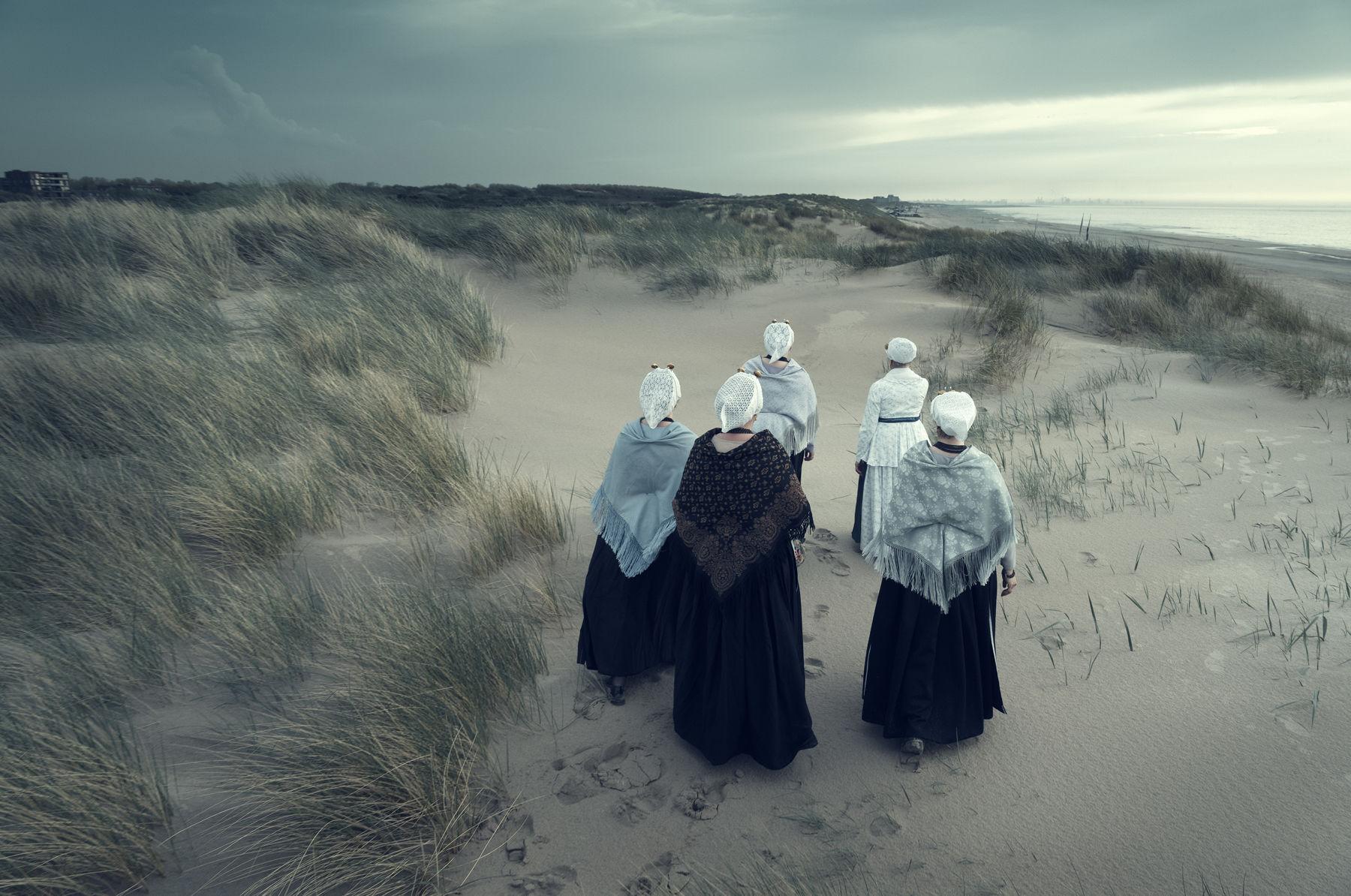 NL-SCH-D06  Scheveningen - Holla Sur, Países Bajos 2021

Los primeros pescadores se establecieron en Scheveningen en el siglo XIII, cuando los condes de Holanda fundaron la cercana aldea de Die Haghe, que acabó convirtiéndose en La Haya. A la
