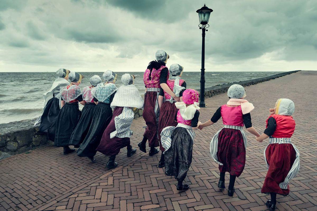 NL-URK-D35  Urk - Flevoland, Países Bajos 2020

No siempre se encuentra a las víctimas de ahogamiento, sobre todo después de una fuerte tormenta, y sus cuerpos son zarandeados por las olas durante semanas. Llegan a costas desconocidas, totalmente