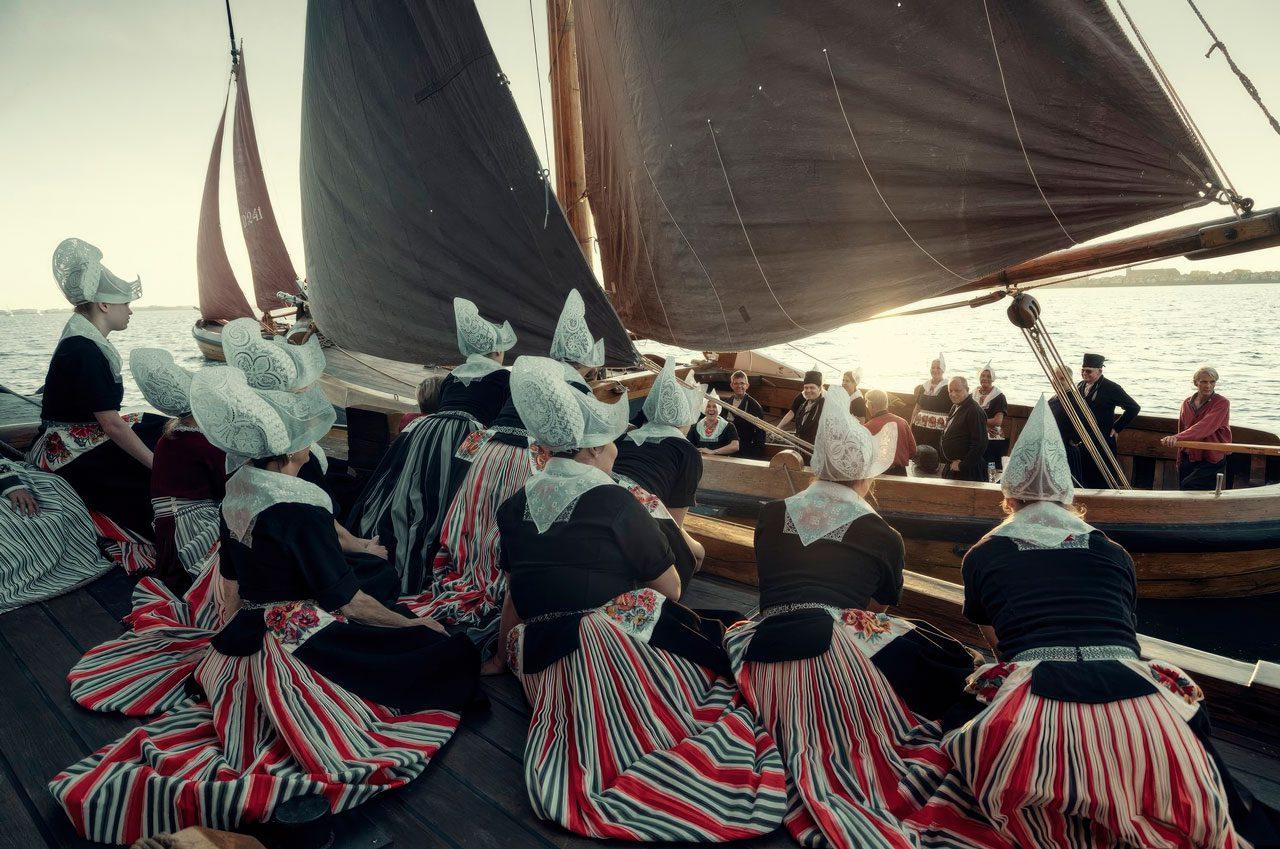 NL-VOL-D14  Volendam - Holanda Septentrional 2021

Cuando en el siglo XIV los edamanes excavaron una nueva conexión más directa con el Zuiderzee, ya no necesitaron su antigua bocana portuaria. Así que la cerraron y llenaron la presa, de ahí lo de