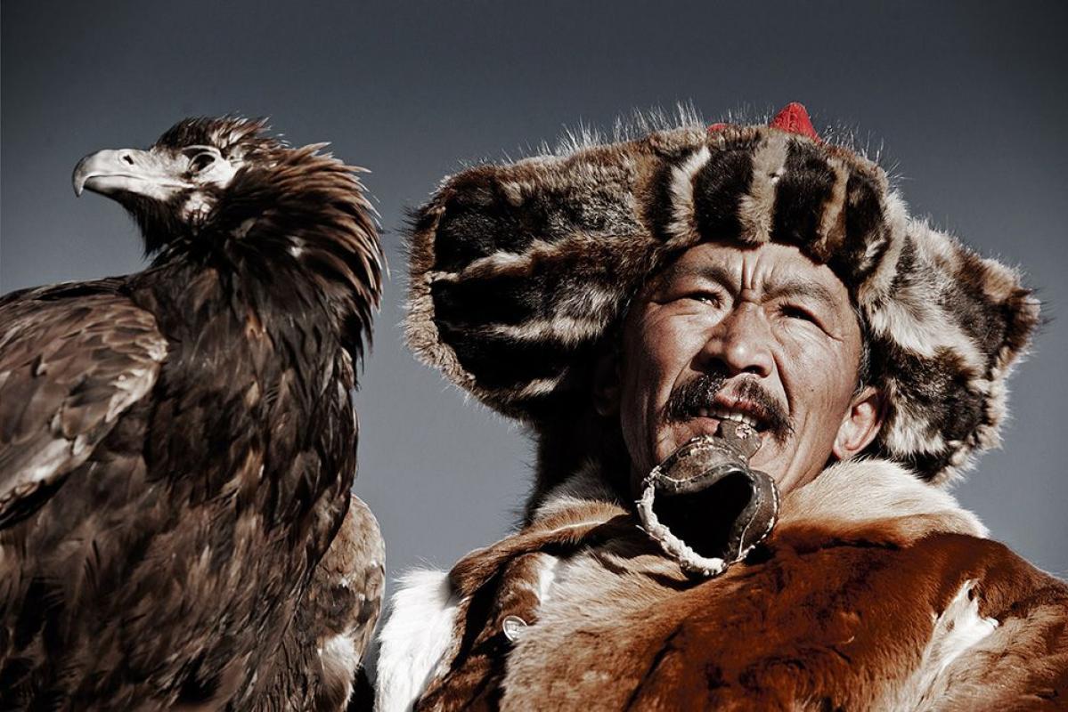 All available sizes & editions for each size of this photograph:
24.41" X 33.86" Edition of 9
55.12" X 78.74" Edition of 3
66.93" X 96.46" Edition of 1

VI 14 Khairatkhan, the eagle hunter, Mongolie, 2012

The Kazakh are the descendants of Turkic,