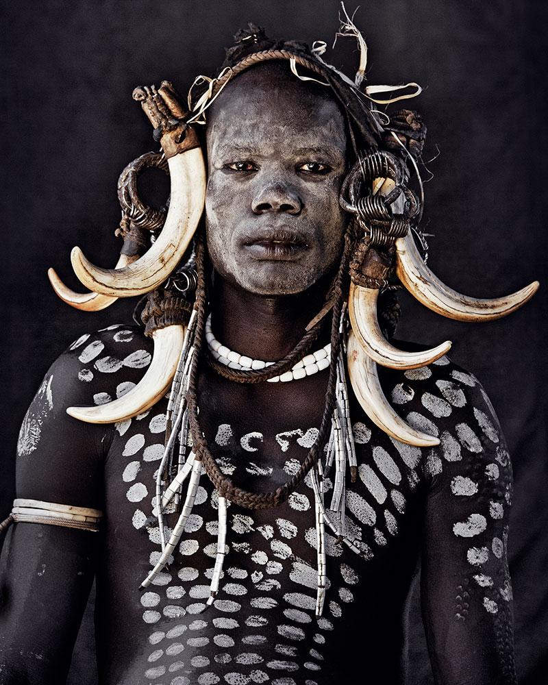 "XI 249 - Herr Meer - Dorf Hilao Moyizo, Omo-Tal - Äthiopien, 2011

Das Nomadenvolk der Mursi lebt im unteren Teil des afrikanischen Great Rift Valley. Aufgrund der extremen Dürre ist es für sie schwierig, sich durch traditionellen Anbau und