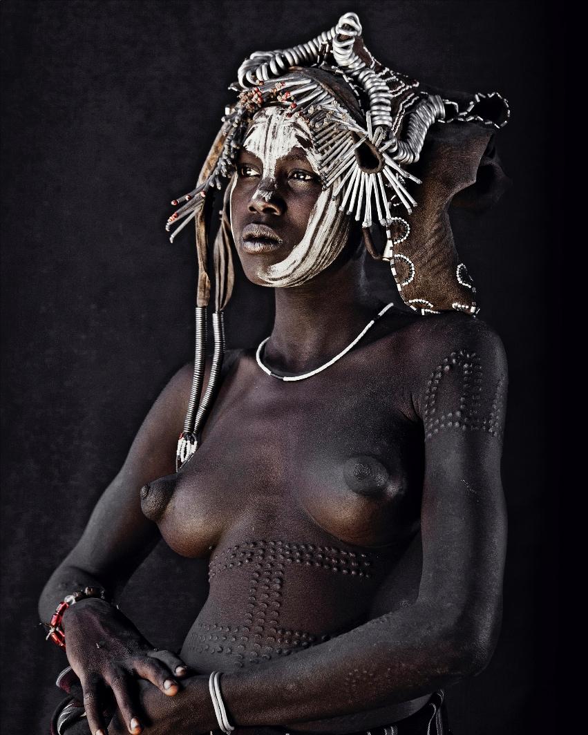 "XI 253D - Mursi,  Hilao Moyizo Village - Omo Valley - Ethiopia, 2011

The nomadic Mursi people live in the lower area of Africa’s Great Rift Valley. Extreme drought has made it difficult for them to feed themselves by means of traditional