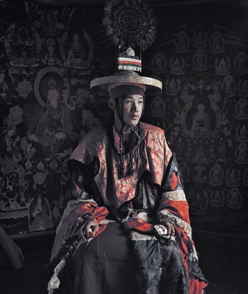 "XII 143 - Pema Tenjing - Aldea de Lo Mangthang, Alto Mustang - Nepal 2011

El antiguo reino de Lo está vinculado por religión, cultura e historia al Tíbet, pero políticamente forma parte de Nepal. Ahora, mientras la cultura tibetana corre peligro