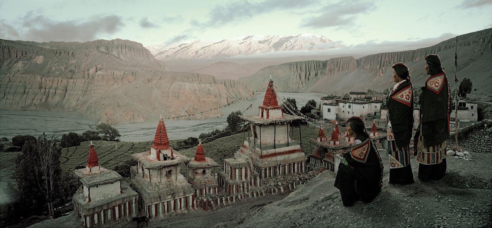 "XII 166 - Tsering Yangzom, Tachung & Tsering Wangmo - Tangge Village, Upper Mustang - Nepal, 2011

The former kingdom of Lo is linked by religion, culture and history to Tibet, but is politically part of Nepal. Now while Tibetan culture is in