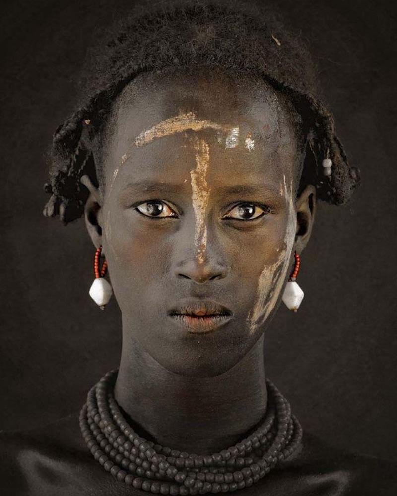 "XIV 379 - Tribu des Dassanech - Village d'Omorate, Sud de l'Omo - Éthiopie, 2011

La vallée de l'Omo, située dans la vallée du grand rift en Afrique, abrite environ 200 000 personnes qui y vivent depuis des millénaires. Les Dassanech (qui signifie