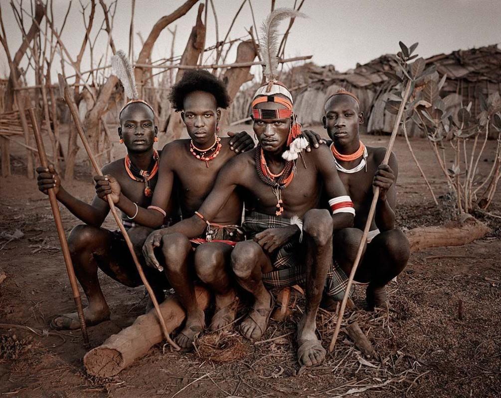 "XIV 393 - Aliguto, Nashri, Bulluni, Namuma -Dassanech-Stamm, Dorf Omorate - Südliches Omo-Tal - Äthiopien, 2011

Das Omo-Tal im Großen Afrikanischen Grabenbruch ist die Heimat von schätzungsweise 200.000 indigenen Völkern, die dort seit
