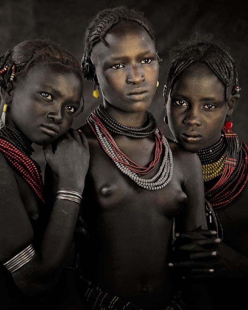 "XIV 396 - Bodita, Arboshash & Nirjuda - Dassanech Tribe - Omorate Village, Southern Omo - Ethiopia, 2011


The Omo Valley, situated in Africa’s Great Rift Valley, is home to an estimated 200,000 indigenous peoples who have lived there for