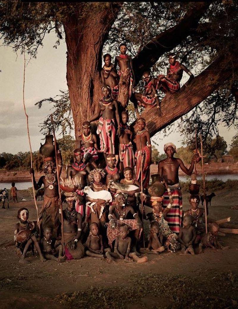 "XIV 398 - Stamm der Dassanech - Dorf Omorate, Süd-Omo - Äthiopien, 2011

Das Omo-Tal im Großen Afrikanischen Grabenbruch ist die Heimat von schätzungsweise 200.000 indigenen Völkern, die dort seit Jahrtausenden leben. Die 20.000 Dassanech (was so