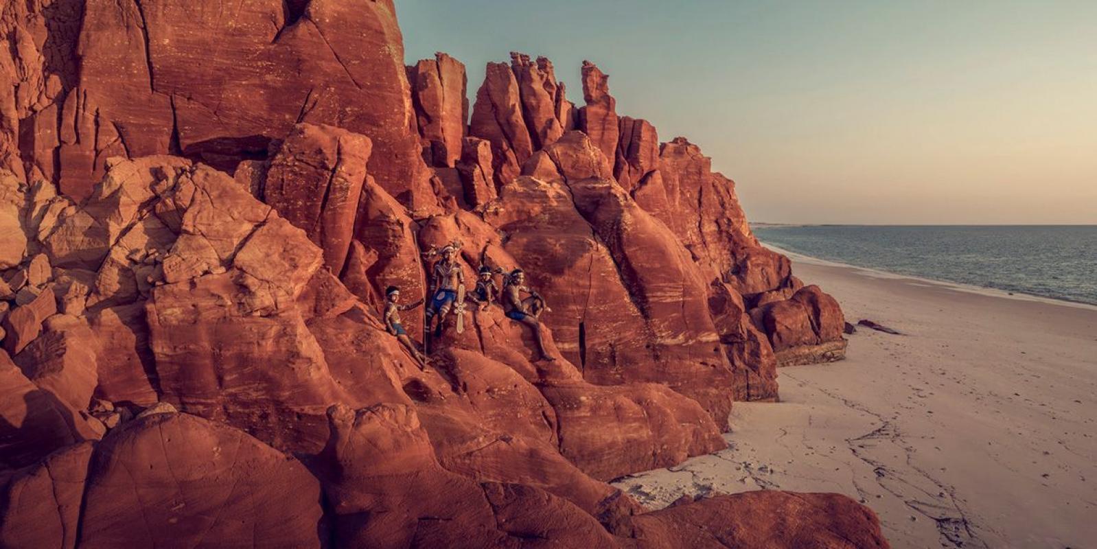 XLI 17 Bardi  Cabo Leveque, Península de Dampier, Kimberley  Australia 2018

Una parte de la comunidad bardi (o baada) vive principalmente al norte de la ciudad de Broome, en el punto más alto de la península de Dampier. 

Viven en armonía con el