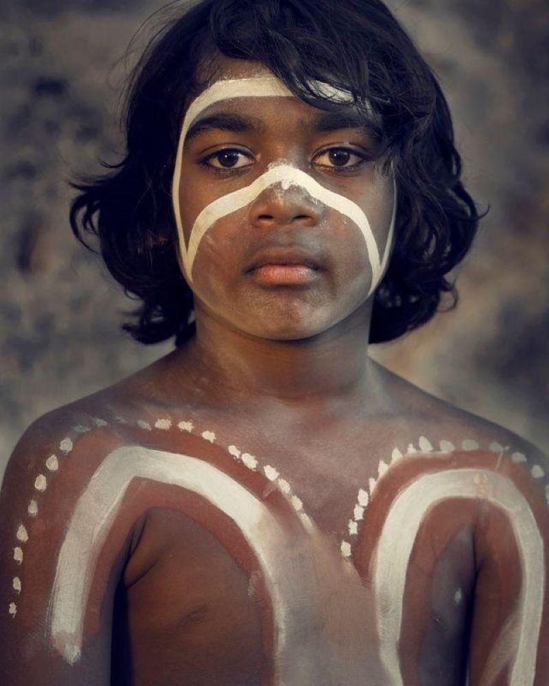 XLI 5 James Nulgit, Mowanjum  Derby, El Kimberley  Australia 2018

Una parte de la comunidad bardi (o baada) vive principalmente al norte de la ciudad de Broome, en el punto más alto de la península de Dampier. 

Viven en armonía con el océano