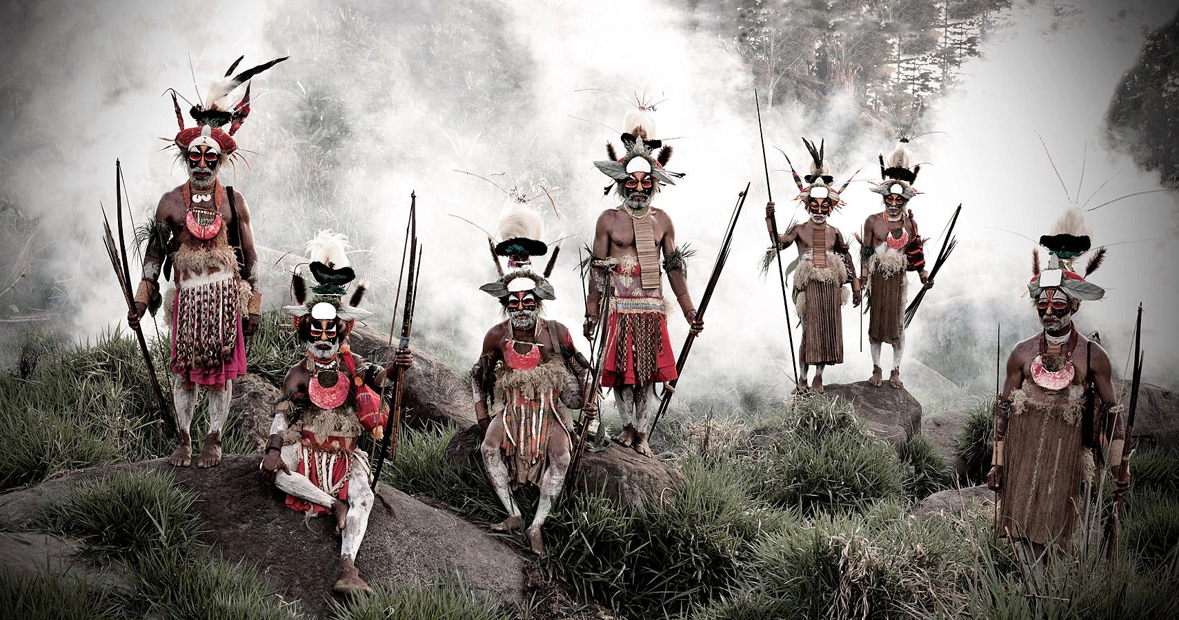 "XV 78 - Keke Kombea, Tande Mala, Lebosi Kupu, Mumburi Mupi, John Kundi, Menaja Koke, Stamm der Likekaipia - Dorf Ponowi, Jalibu-Berge, Westliches Hochland - Papua-Neuguinea, 2010

Papua war der Ausgangspunkt unserer zweimonatigen Reise durch