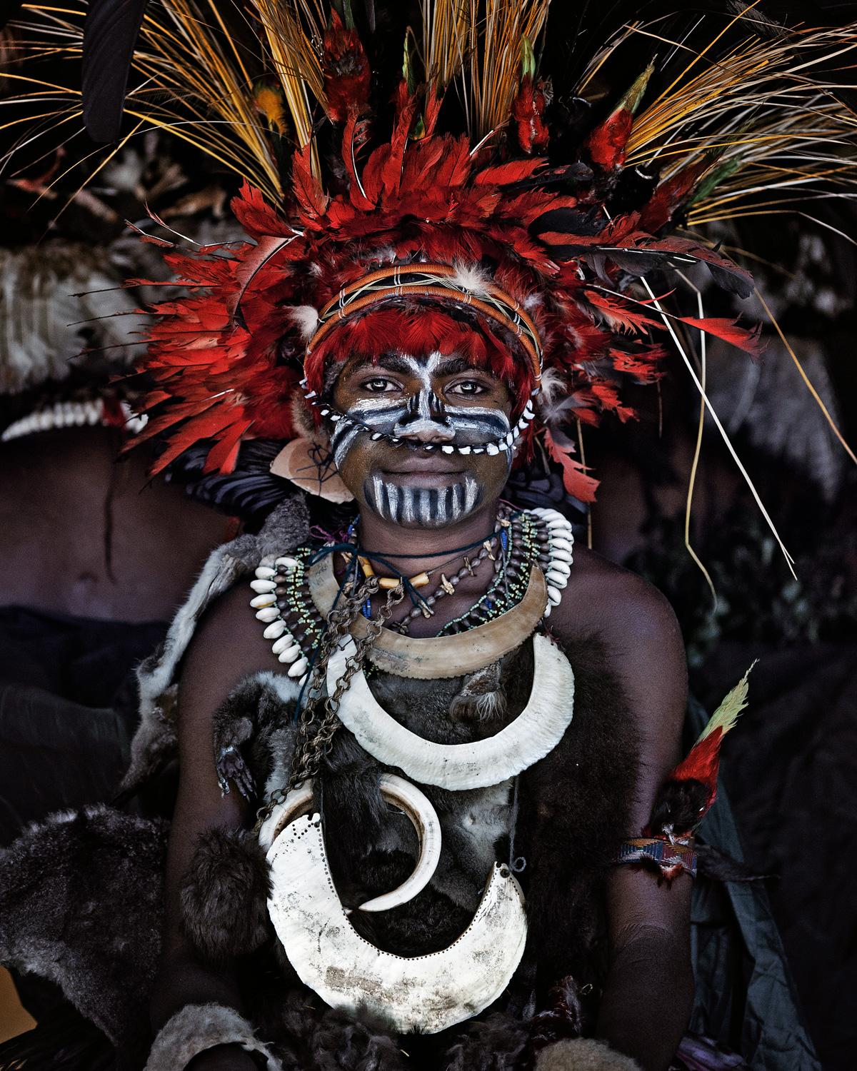 "XV 80G - Goroka, Tierras Altas Orientales - Papúa Nueva Guinea, 2010

La población indígena de la segunda isla más grande del mundo es una de las más heterogéneas del planeta. La dureza del terreno y las históricas guerras intertribales han