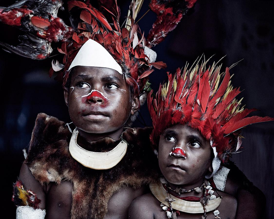 "XV 82 - Enfants, Goroka, Eastern Highlands, Papouasie-Nouvelle-Guinée, 2010

La population indigène de la deuxième plus grande île du monde est l'une des plus hétérogènes au monde. Le terrain difficile et les guerres intertribales historiques ont