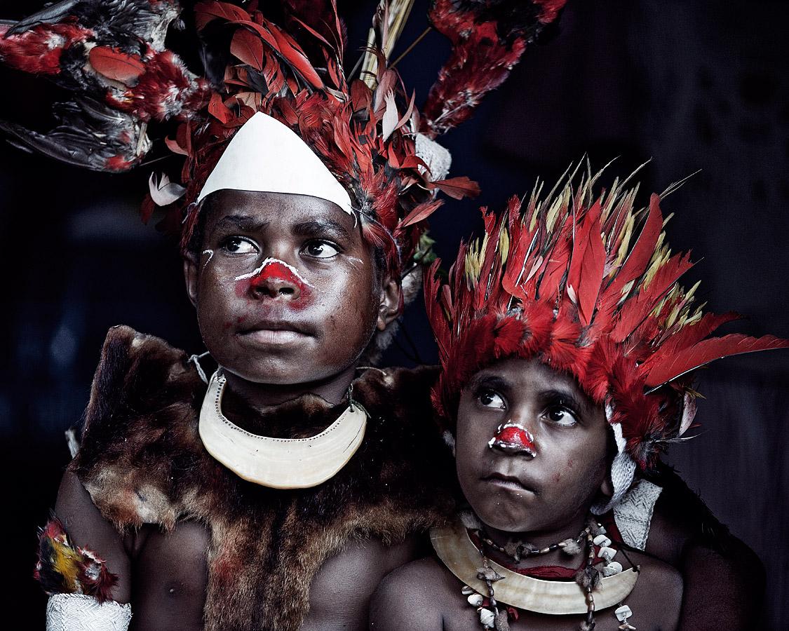 "XV 82 - Childeren, Goroka, Tierras Altas Orientales, Papúa Nueva Guinea, 2010

La población indígena de la segunda isla más grande del mundo es una de las más heterogéneas del planeta. La dureza del terreno y las históricas guerras intertribales