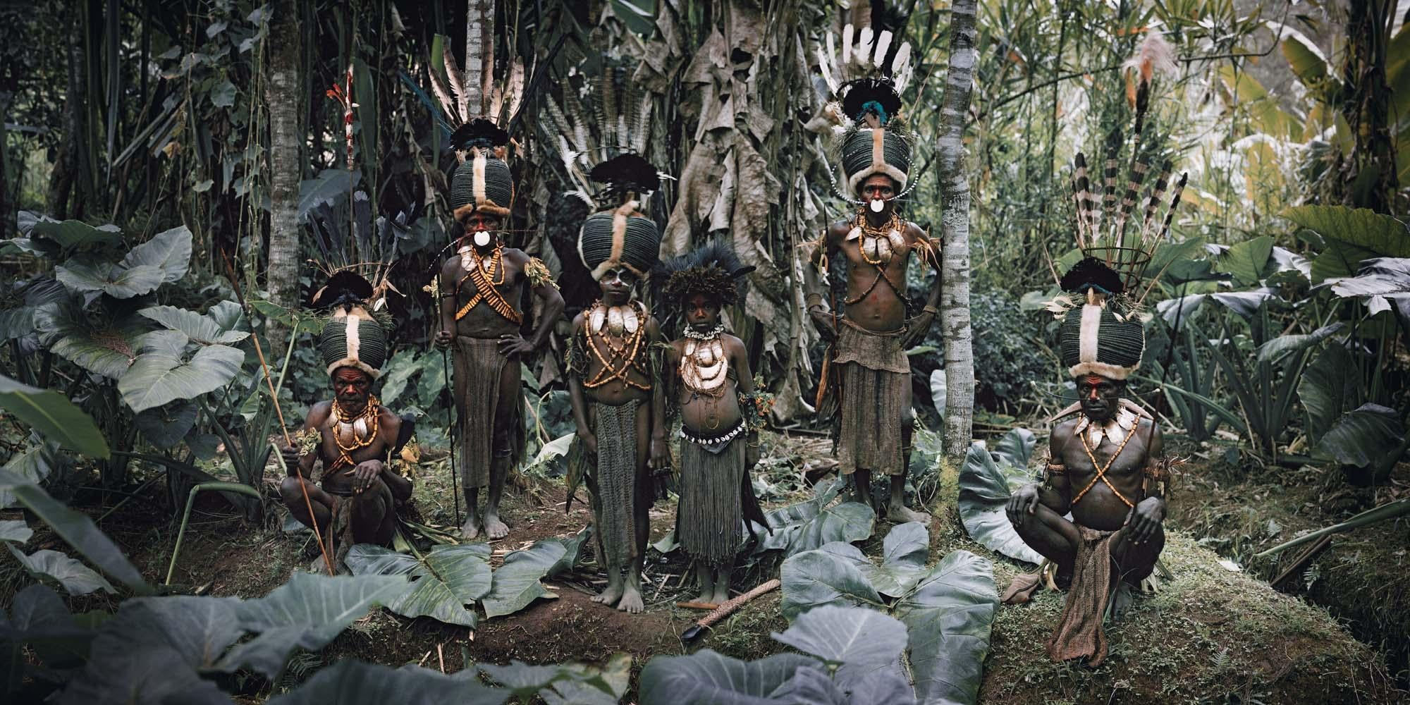 "XV 94 - Bartholomeuw - Rubin, Gibson, Samson & Patrick - Miembros de la tribu Kalam, Simba, pueblo de Nukunt, cordillera de Brismark, tierras altas centrales - Papúa Nueva Guinea, 2010

La mitad oriental de la isla de Nueva Guinea obtuvo la plena
