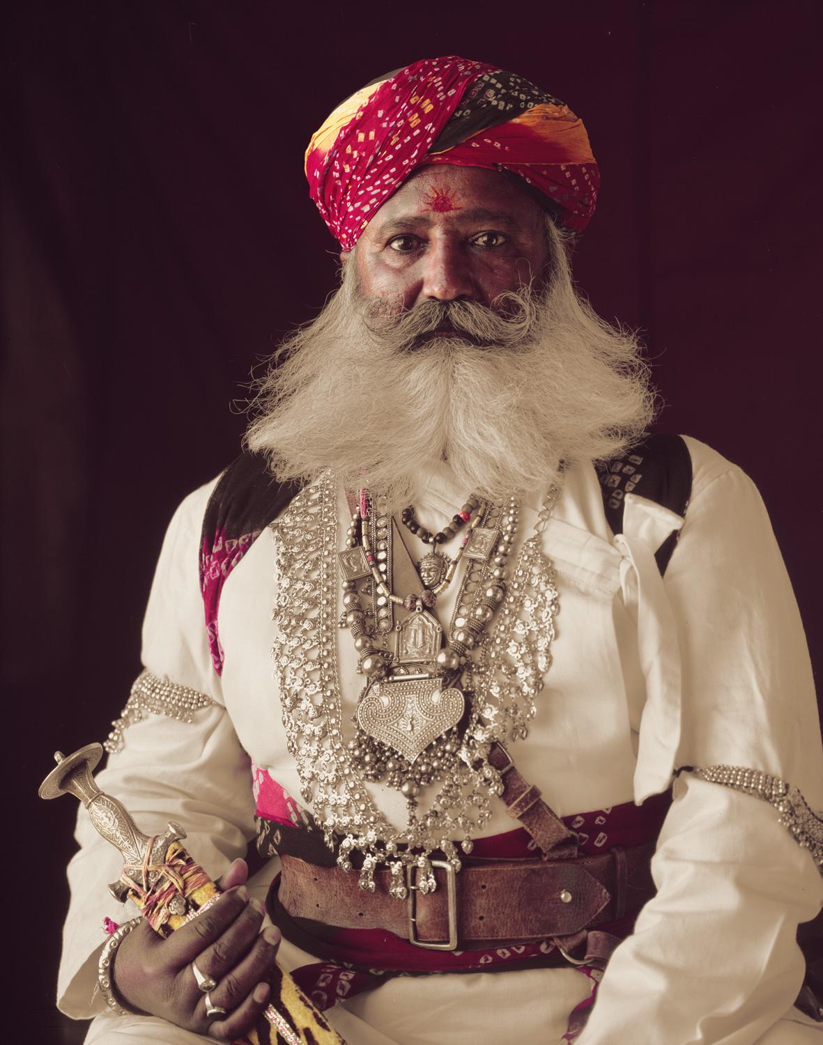 "XVI 233 - Rabari Nobleman - Rathanambore National Park - Aman Bagh, Rajasthan - Indien, 2012


Seit fast 1.000 Jahren durchstreifen die Rabari die Wüsten und Ebenen des heutigen Westindiens. Es wird angenommen, dass diese einheimische Gruppe mit