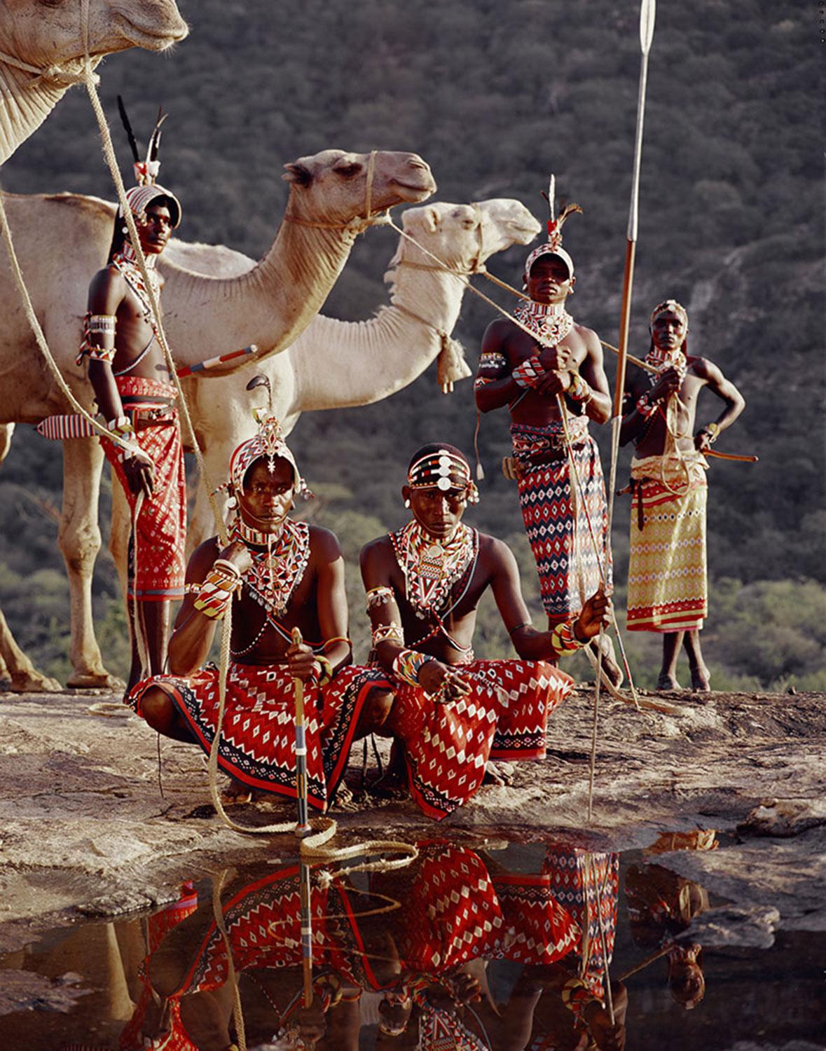 "XVII 220 - Lelesas, Louelen, Lewangu, Lepokodou, Loingu, Nyerere - Catena montuosa di Ndoto - Kenya, 2010

I Samburu vivono nel nord del Kenya, dove le montagne Ndoto cedono il passo al deserto di Chalbi. Come nilotici allevatori di bestiame, i