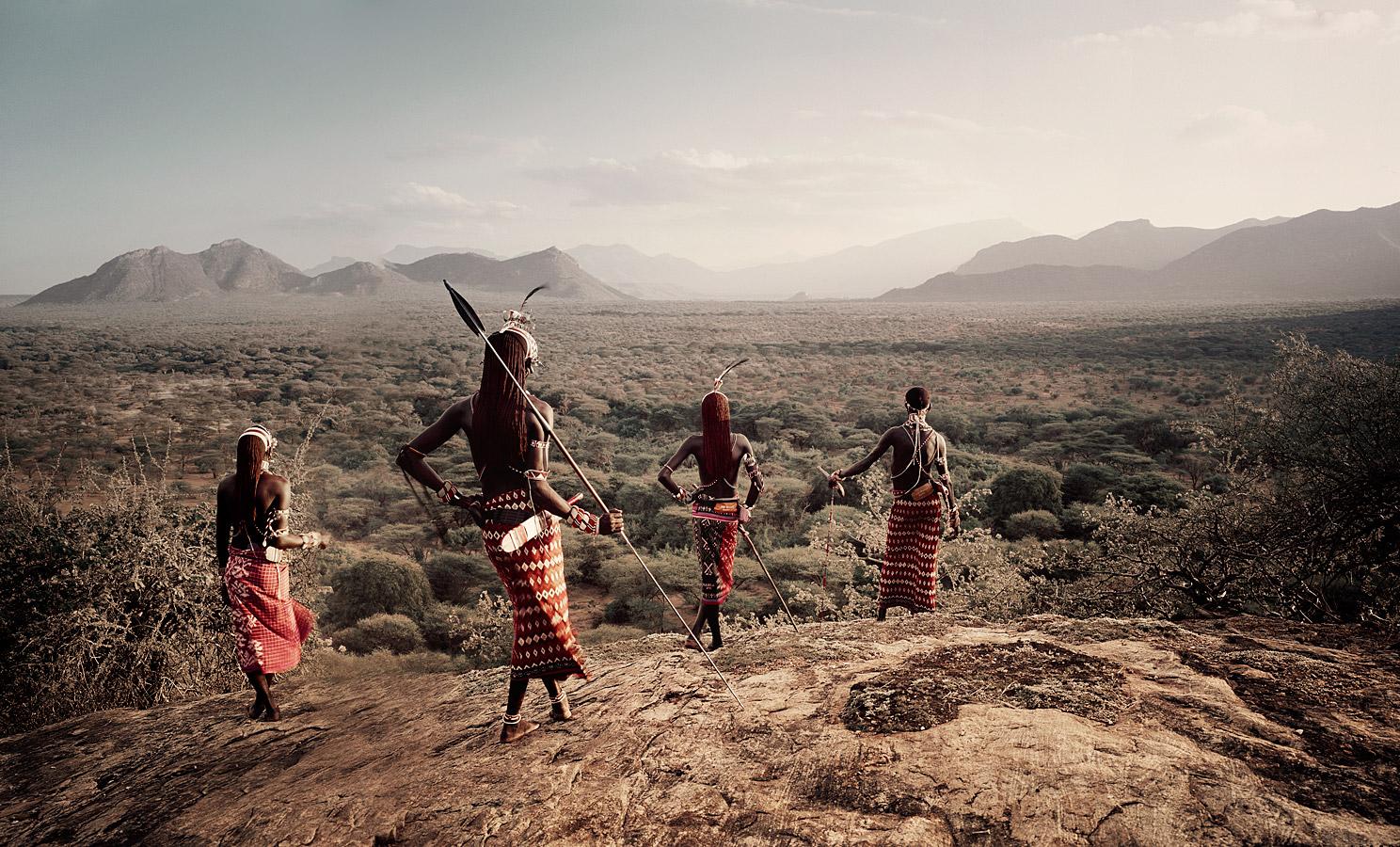 "XVII 230 - Nyerere, Loingu, Lewangum, Lepokodu - Desierto de Kaisut - Kenia, 2010

Los samburu viven en el norte de Kenia, donde las montañas de Ndoto dan paso al desierto de Chalbi. Como nilotes pastores de ganado, los samburu llegaron a Kenia