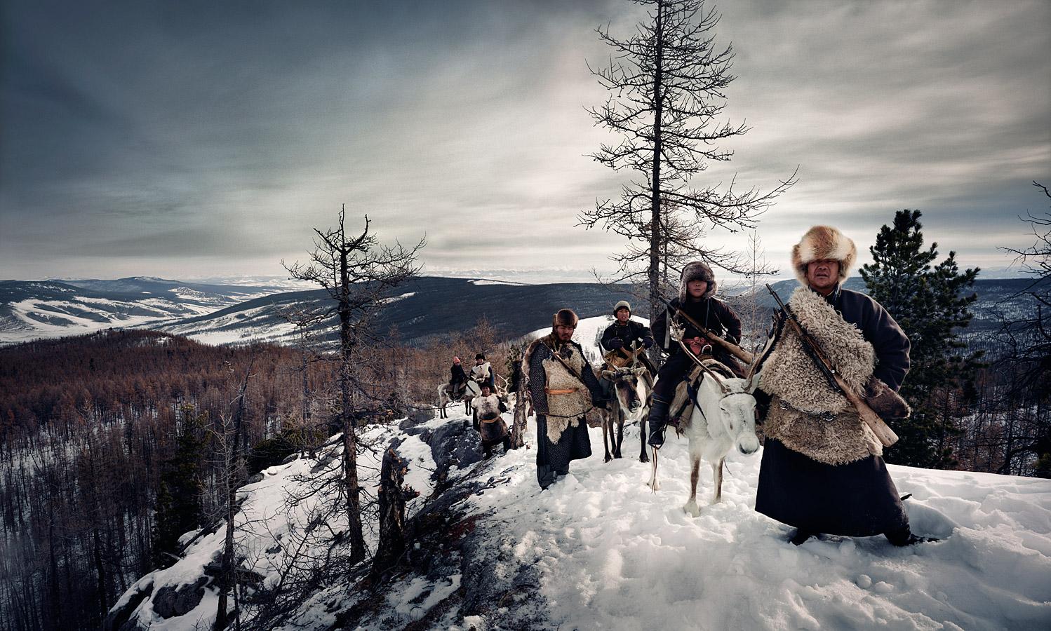 "XX 196 - Chiubaa, Zorigo, Otgonbayer, Huderbat, Zulaa & Zangalmaa - Depresión de Darkhand, Khovsgol - Mongolia, 2011

Los tsaatan (que en mongol significa ""los que tienen renos"") descienden de pastores de renos que han habitado la taiga subártica