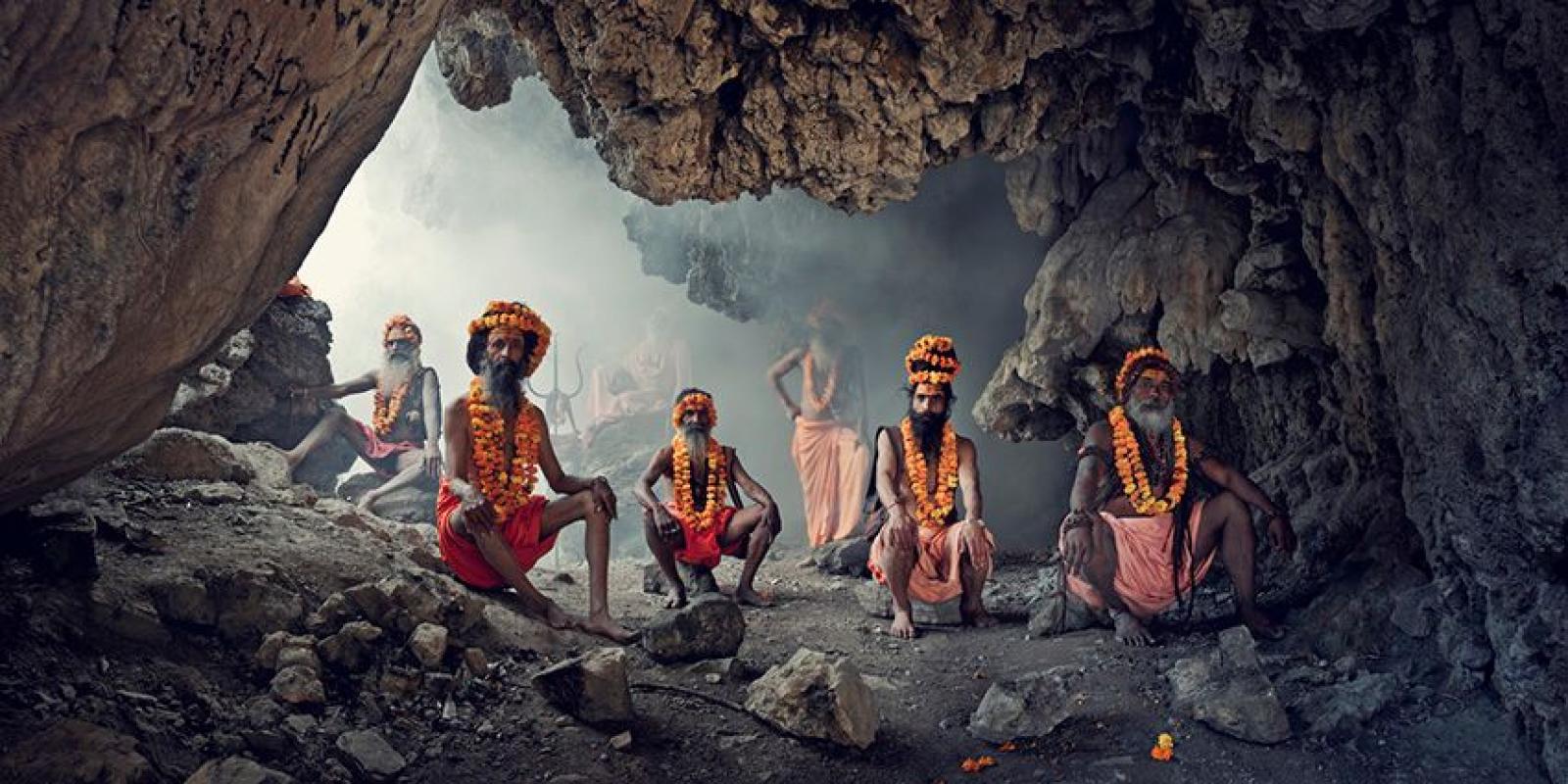 XXIV 1 Höhle, Sadhus, Haridwar

Sadhus (bedeutet "gute Menschen") sind fromme, religiöse Hindus, die in ganz Indien leben. Sie tragen orangefarbene Kleidung, die die Farbe des Feuers repräsentiert, in dem sie all ihre Besitztümer verbrannt haben, um