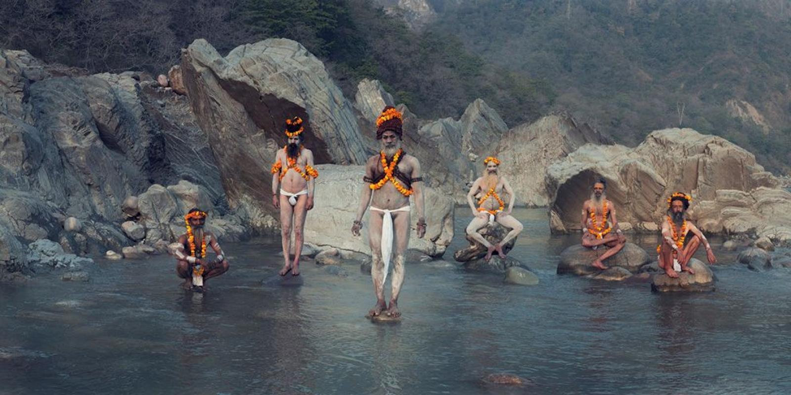 XXIV 2 Sadhus im Ganges

Sadhus (bedeutet "gute Menschen") sind fromme, religiöse Hindus, die in ganz Indien leben. Sie tragen orangefarbene Kleidung, die die Farbe des Feuers repräsentiert, in dem sie all ihre Besitztümer verbrannt haben, um