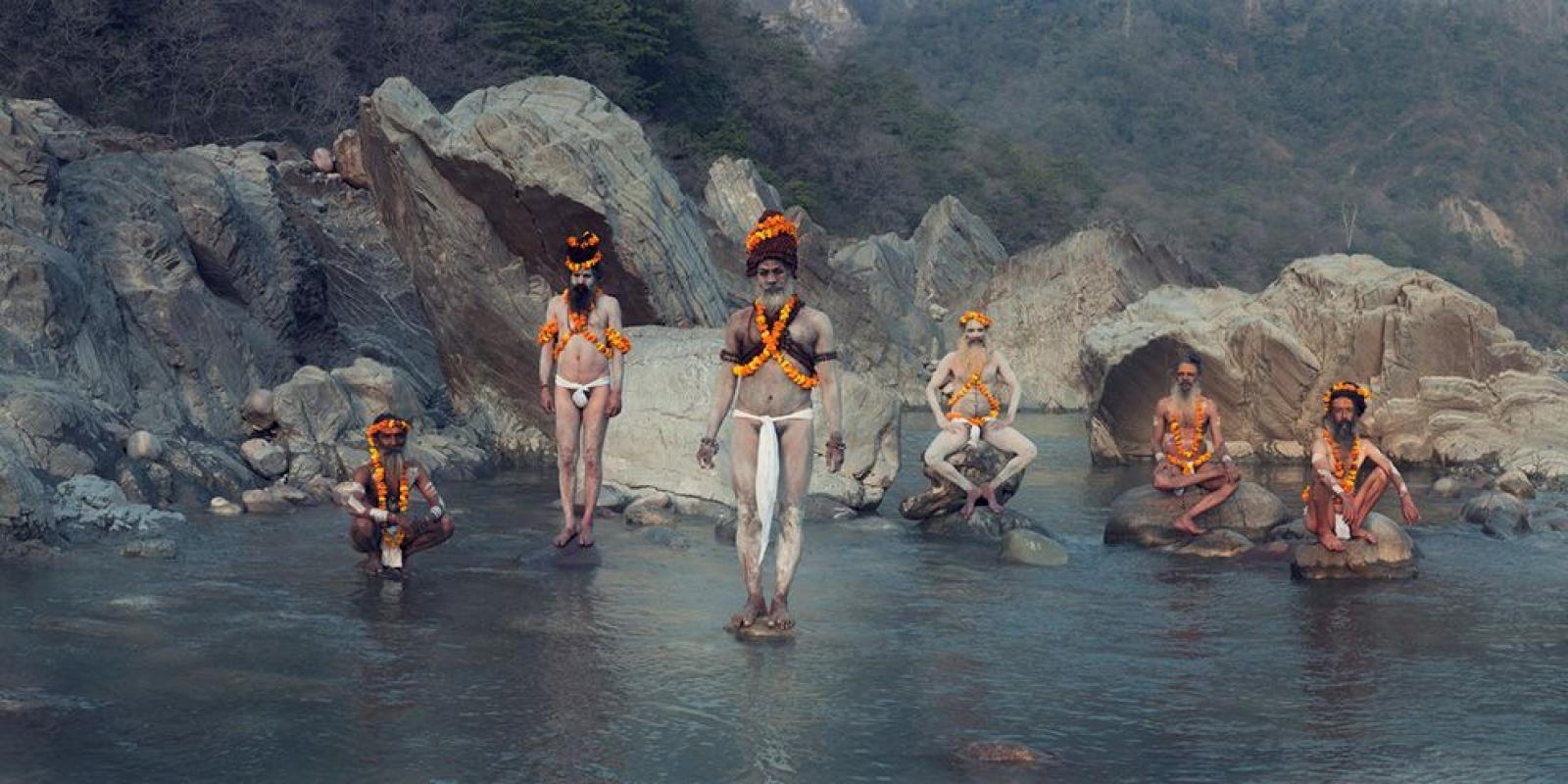 XXIV 2 Sadhu's en el Ganges

Los sadhus (que significa "hombres buenos") son hindúes devotamente religiosos que viven en toda la India. Visten ropas naranjas que representan el color del fuego en el que han quemado todas sus posesiones para renacer