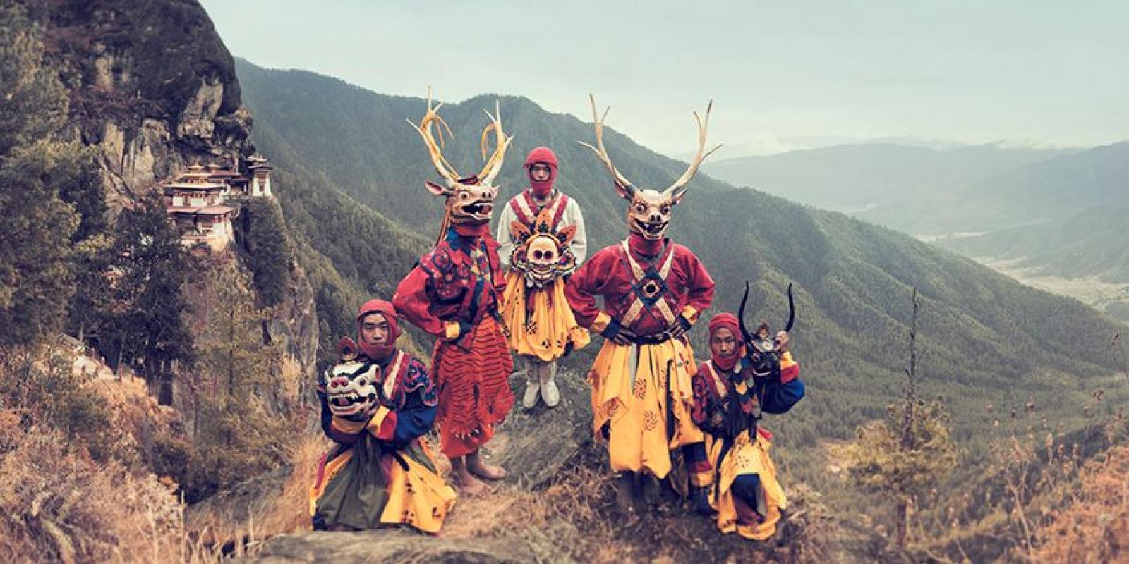 "XXIX 3 Nido del Tigre, Alto Valle de Paro, Bután

Los verdes valles de Bután, llenos de ondeantes banderas de oración, están rodeados de altas montañas nevadas que han contribuido a aislar el país durante gran parte de su historia. 

El Nido del