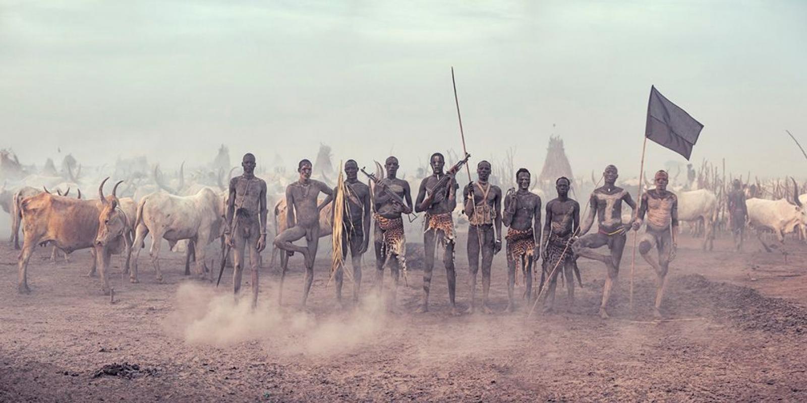 XXV 2 Bero, Mundari, Mayong

Sudán del Sur es la nación más joven del mundo: se independizó en 2011, después de que Sudán quedara desgarrado por la violencia. El legado de estos años de inestabilidad casi podría hacerte olvidar la impresionante
