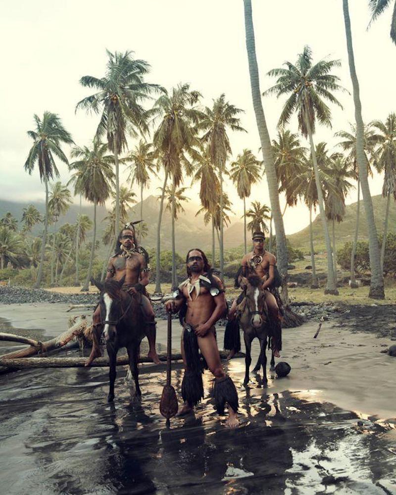 XXVI 14 Hakamou'i, Ua Poi, Marquesas-Inseln

Da Jimmy schon seit vielen Jahren von der traditionellen Körperdekoration fasziniert war, war es kein Wunder, dass er schließlich bei den Marquesanern im Norden von Französisch-Polynesien landete und sie