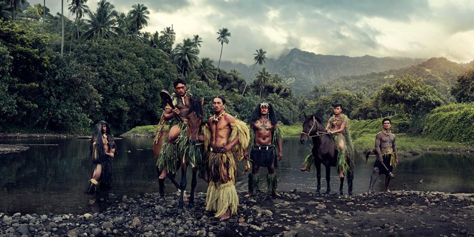"XXVI 16 Vaioa-Fluss, Atuona, Hiva Oa, Marquesas

Da Jimmy schon seit vielen Jahren von der traditionellen Körperdekoration fasziniert war, war es kein Wunder, dass er schließlich bei den Marquesanern im Norden von Französisch-Polynesien landete und