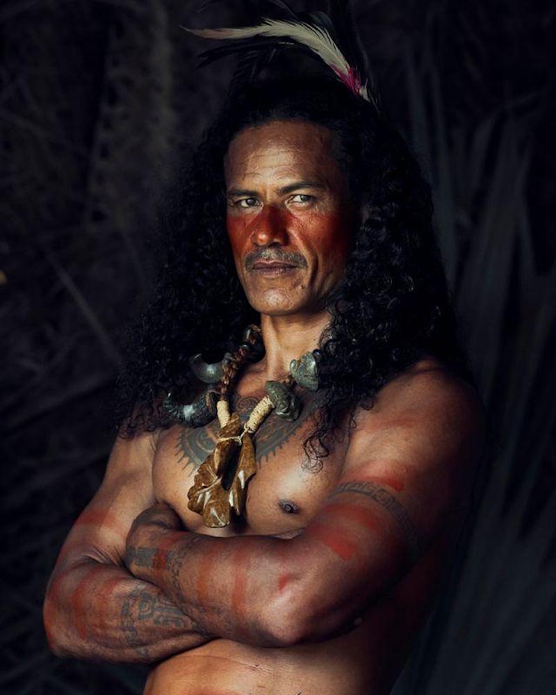 XXVI 8 Atuona, Hiva Oa, Islas Marquesas 

Tras muchos años fascinado por la decoración corporal tradicional, no es de extrañar que Jimmy acabara fotografiando a los isleños marquesanos del norte de la Polinesia Francesa. 

"Antes de salir a hacer