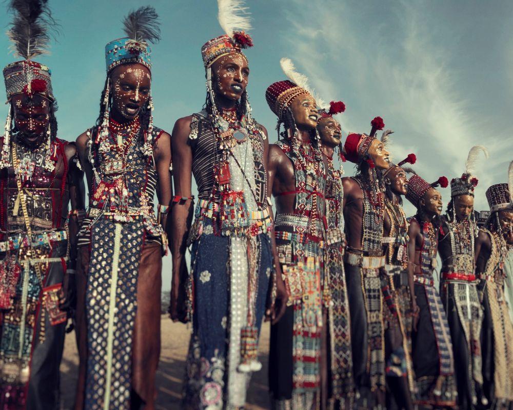 XXVIII 1 Festival Gerewol, Bossiio

La comunidad nómada wodaabe pertenece a la etnia fulani, que se distribuye por al menos diez países norteafricanos. Chad es el hogar de muchos de los Wodaabe. Lejos de la costa y sin salida al mar, está enclavada
