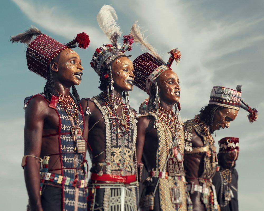 XXVIII 2 Wodaabe, Gerewol 

The nomadic Wodaabe community belong to the Fulani ethnic group, who are distributed across at least ten North-African countries. Chad is home to many of the Wodaabe. Far from the coast and land-locked, it nestles next to
