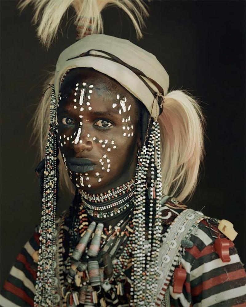 "XXVIII 24 Wursak, Soedoe Soechay

The nomadic Wodaabe community belong to the Fulani ethnic group, who are distributed across at least ten North-African countries. Chad is home to many of the Wodaabe. Far from the coast and land-locked, it nestles