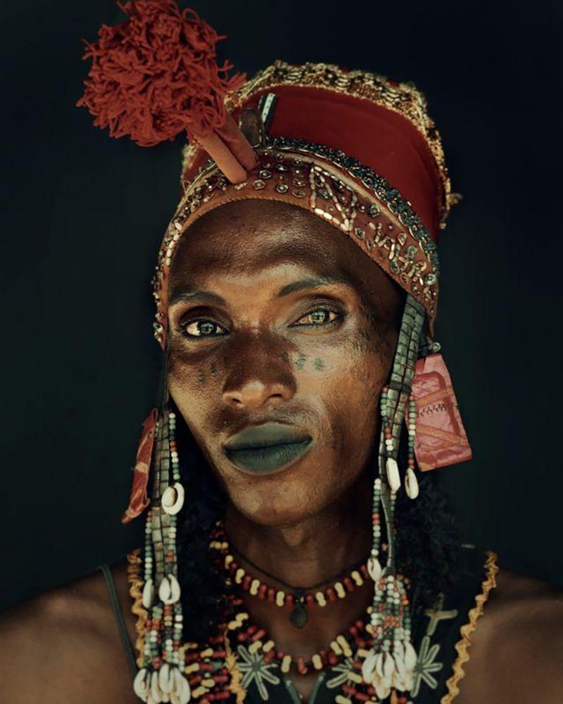 "XXVIII 33 Ousman Gambo, Wodaabe, Sudosukai clan

The nomadic Wodaabe community belong to the Fulani ethnic group, who are distributed across at least ten North-African countries. Chad is home to many of the Wodaabe. Far from the coast and