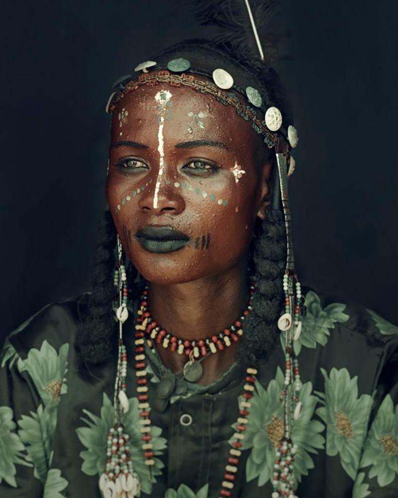 "XXVIII 8 Wodaabe, Gerewol

La comunidad nómada wodaabe pertenece a la etnia fulani, que se distribuye por al menos diez países norteafricanos. Chad es el hogar de muchos de los Wodaabe. Lejos de la costa y sin salida al mar, está enclavada junto al