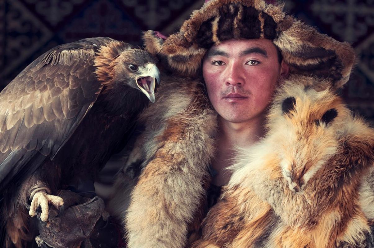 "XXX 17
Erchebulat, kazajo  Sagsai,
Provincia de Bayan-Ӧlgii  Mongolia
 
Los kazajos mongoles viajaban a través de Rusia hasta las montañas mongolas de Altai viviendo como seminómadas, desplazándose varias veces al año según la estación. La diáspora