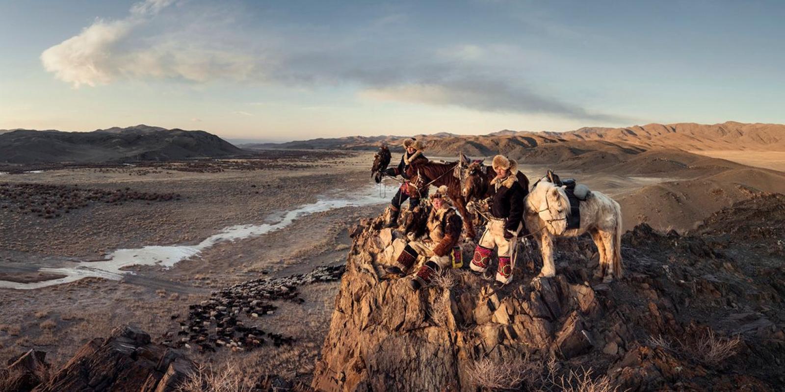 "XXX 34
Jaimurat, Jeken y Jantemer, kazajo 
Khavtsaliin Am, Altantsogts,
Provincia de Bayan-Ӧlgii  Mongolia 

Los kazajos mongoles viajaban a través de Rusia hasta las montañas mongolas de Altai viviendo como seminómadas, desplazándose varias veces