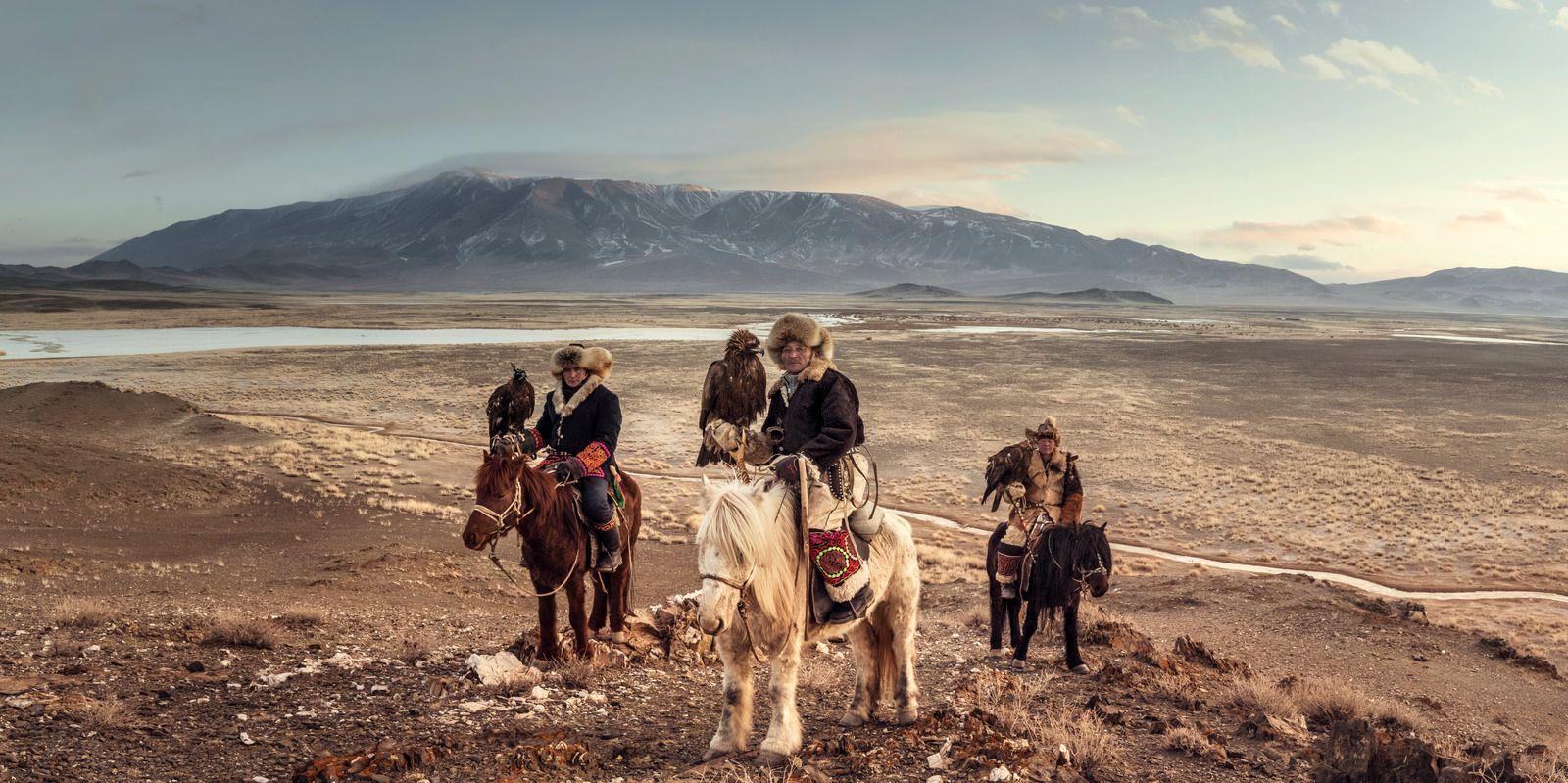"XXX 45
Khavtsalijn Am 
Altan Tsogts País 
Bayan Ulgii Provenza 
Mongolia 

Los kazajos mongoles viajaban a través de Rusia hasta las montañas mongolas de Altai viviendo como seminómadas, desplazándose varias veces al año según la estación. La