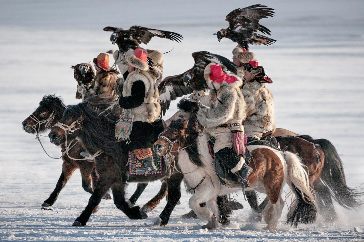 "XXX 74
Colina Khoyor Tolgoi, Condado de Altantsogts
Provincia de Bayan Ulgii, Mongolia

Los kazajos mongoles viajaban a través de Rusia hasta las montañas mongolas de Altai viviendo como seminómadas, desplazándose varias veces al año según la